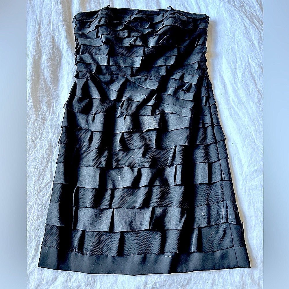 Strapless short formal dress in black ruffle